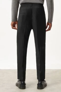 DRYKORN Casual Hose Mit Bundfalte In Softem Flanell Schwarz -Drykorn Geschäft 10 40 120070 40393 CHASY 1000 03 03a1de7155ca67bfb3fc48a860535f87a657156a 720x1080