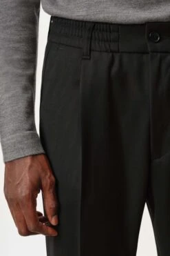 DRYKORN Casual Hose Mit Bundfalte In Softem Flanell Schwarz -Drykorn Geschäft 10 40 120070 40393 CHASY 1000 04 e57e43e8aed5358bb2b6257b5efc669c22486138 720x1080