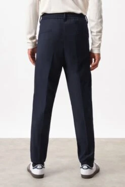 DRYKORN Casual Hose Mit Bundfalte In Softem Flanell Blau -Drykorn Geschäft 10 40 120070 40393 CHASY 3000 03 a4c27020fd378b67bc8f882e321ed81d058fe5a1 720x1080