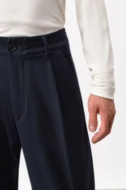 DRYKORN Casual Hose Mit Bundfalte In Softem Flanell Blau -Drykorn Geschäft 10 40 120070 40393 CHASY 3000 05 e40446e807f618e09d303bbf22707952b287d1c6 720x1080