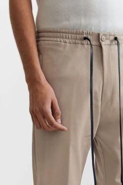DRYKORN Techno Stretch Jogpants Beige -Drykorn Geschäft 10 40 122003 40473 JEGER 1720 04 29443afcca834f1c5c14aba4d4bfc70875a27031 720x1080