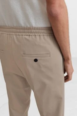 DRYKORN Techno Stretch Jogpants Beige -Drykorn Geschäft 10 40 122003 40473 JEGER 1720 05 0d478c5865065a47601b1bdd40f33d8d5ca17a25 720x1080