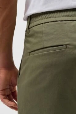 DRYKORN Casual Hose Mit Bundfalte Aus Baumwoll-Twill Grün 12 DRYKORN Casual Hose Mit Bundfalte Aus Baumwoll-Twill Grün -Drykorn Geschäft 10 40 122011 40393 CHASY 2100 04 ef4a9d6db76eed10536f6f401f70a745f83123fe 720x1080