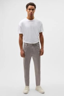 Casual Hose Mit Bundfalte Aus Baumwoll-Twill Grau -Drykorn Geschäft 10 40 122011 40393 CHASY 6601 02 090c19b3618066add17500dfca655051b8015c81 720x1080