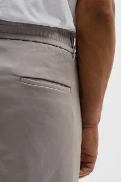 Casual Hose Mit Bundfalte Aus Baumwoll-Twill Grau -Drykorn Geschäft 10 40 122011 40393 CHASY 6601 04 e9c226179fcaf5a51bface11f8ac3970bde0a5be 720x1080