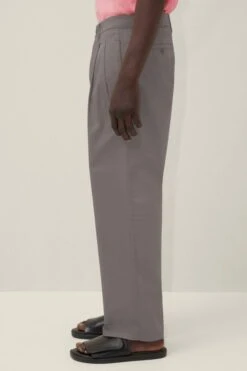 DRYKORN Weite Bundfaltenhose Aus Heavy Baumwoll-Stretch Grau 12 DRYKORN Weite Bundfaltenhose Aus Heavy Baumwoll-Stretch Grau -Drykorn Geschäft 10 40 122037 40653 NETH 6402 04 3ac897868d01fcbe6b31cf918c86f79994fe5825 720x1080