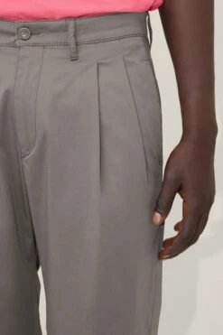 DRYKORN Weite Bundfaltenhose Aus Heavy Baumwoll-Stretch Grau 13 DRYKORN Weite Bundfaltenhose Aus Heavy Baumwoll-Stretch Grau -Drykorn Geschäft 10 40 122037 40653 NETH 6402 05 4bb194acc3f4b3dabcbb3b7589fcc6a26aecfae9 720x1080