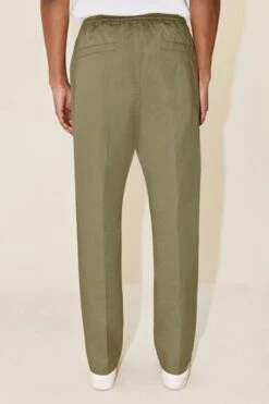 DRYKORN Bundfaltenhose Aus Baumwoll-Stretch Grün -Drykorn Geschäft 10 40 122097 40646 MORVI 2503 03 d81e870492fcde0d92482b96ce60532ab2a2daf1 720x1080