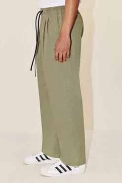 DRYKORN Bundfaltenhose Aus Baumwoll-Stretch Grün -Drykorn Geschäft 10 40 122097 40646 MORVI 2503 04 81f9ee33496babecac5a79b4070768fe8023ad26 720x1080