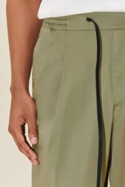 DRYKORN Bundfaltenhose Aus Baumwoll-Stretch Grün -Drykorn Geschäft 10 40 122097 40646 MORVI 2503 05 a5c2025bdabc38c0d7d47631c630e24ab59ff388 720x1080