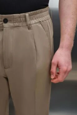 Casual Hose Mit Bundfalte Aus Technischer Baumwolle Braun 12 Casual Hose Mit Bundfalte Aus Technischer Baumwolle Braun -Drykorn Geschäft 10 40 122099 40393 CHASY 1705 04 257237f45fb7a5c555bcf44578d4f4b53f529219 720x1080