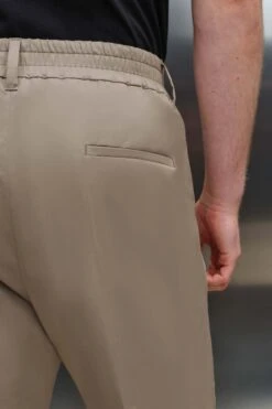 Casual Hose Mit Bundfalte Aus Technischer Baumwolle Braun 13 Casual Hose Mit Bundfalte Aus Technischer Baumwolle Braun -Drykorn Geschäft 10 40 122099 40393 CHASY 1705 05 a8943053b5d274cb796c3f4d6764dde2086712cb 720x1080