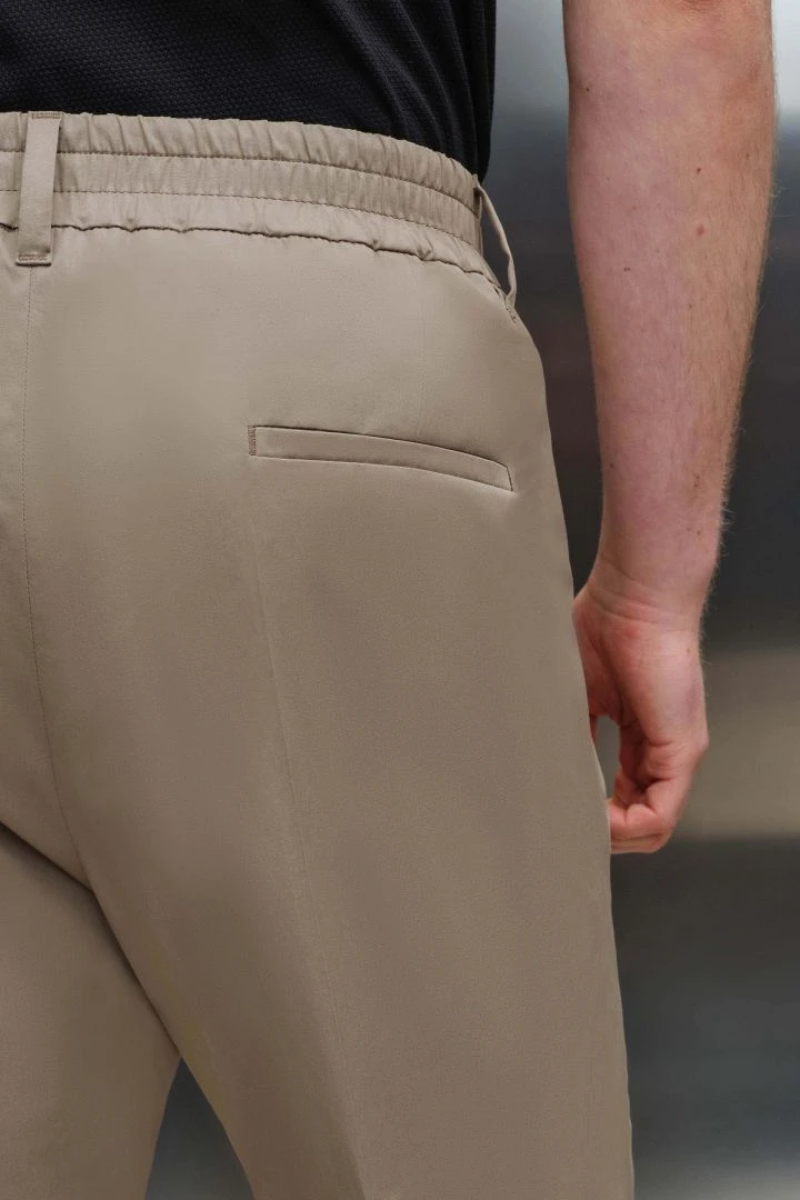 Casual Hose Mit Bundfalte Aus Technischer Baumwolle Braun 7 Casual Hose Mit Bundfalte Aus Technischer Baumwolle Braun - Image 5