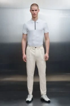 Casual Hose Mit Bundfalte Aus Technischer Baumwolle Off_white -Drykorn Geschäft 10 40 122099 40393 CHASY 1903 02 ac07f0a0eca0bac2b6f2fad49861147e65d6b0ea 720x1080