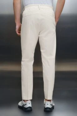 Casual Hose Mit Bundfalte Aus Technischer Baumwolle Off_white -Drykorn Geschäft 10 40 122099 40393 CHASY 1903 03 b072a339a6c7abe45a2bf066b0653b716209326e 720x1080