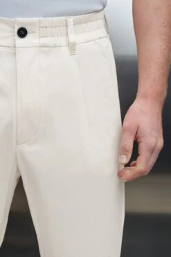 Casual Hose Mit Bundfalte Aus Technischer Baumwolle Off_white -Drykorn Geschäft 10 40 122099 40393 CHASY 1903 04 2a376ee0c36f343648ddd3f085c1356471b1138d 720x1080