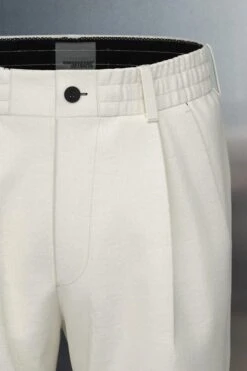 Casual Hose Mit Bundfalte Aus Technischer Baumwolle Off_white -Drykorn Geschäft 10 40 122099 40393 CHASY 1903 09 0c842029bbe0b592bc60c55ee0a866dda12b3e3d 720x1080