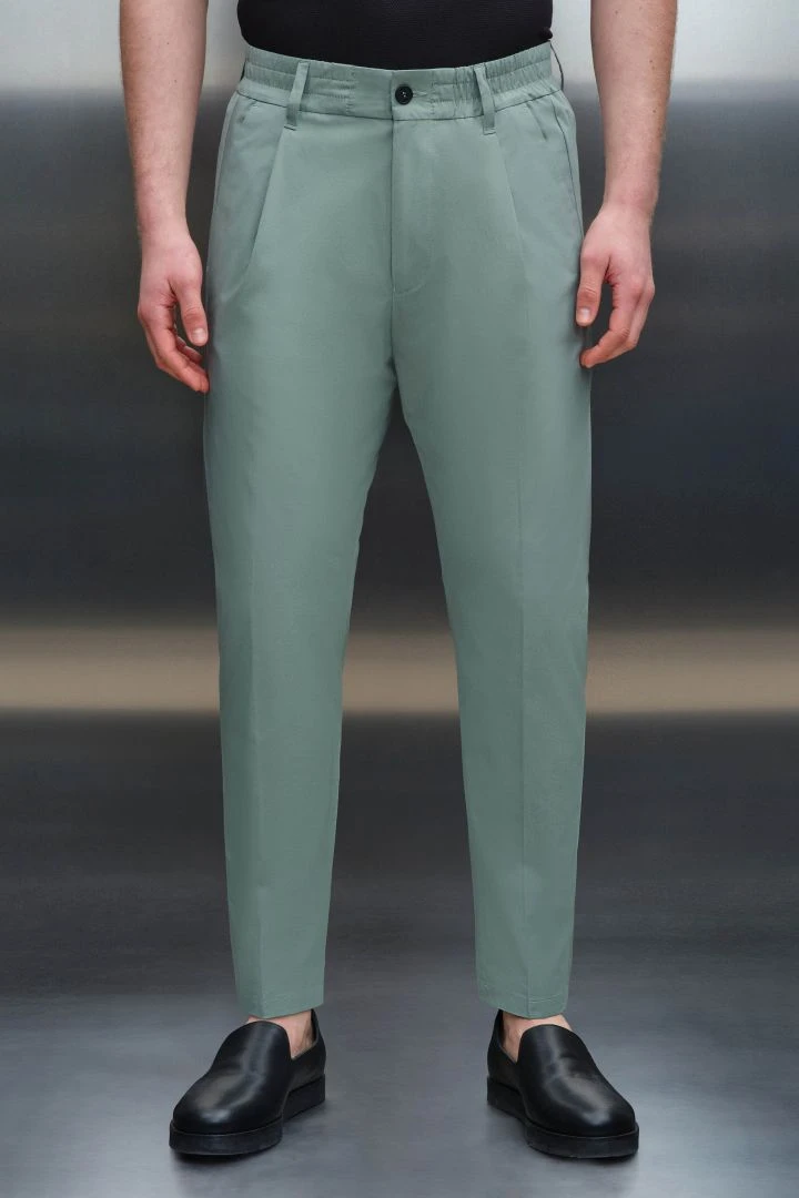 Casual Hose Mit Bundfalte Aus Technischer Baumwolle Grün 3 Casual Hose Mit Bundfalte Aus Technischer Baumwolle Grün