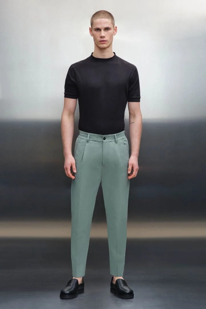 Casual Hose Mit Bundfalte Aus Technischer Baumwolle Grün 4 Casual Hose Mit Bundfalte Aus Technischer Baumwolle Grün - Image 2