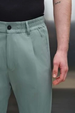 Casual Hose Mit Bundfalte Aus Technischer Baumwolle Grün 11 Casual Hose Mit Bundfalte Aus Technischer Baumwolle Grün -Drykorn Geschäft 10 40 122099 40393 CHASY 2602 04 05f4e4183ba4e688bf8a9bddc15a1f0ac9c5446e 720x1080