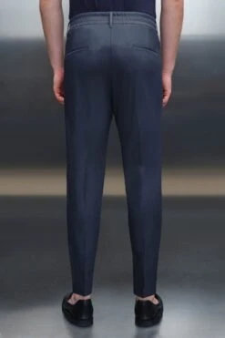 Casual Hose Mit Bundfalte Aus Technischer Baumwolle Blau -Drykorn Geschäft 10 40 122099 40393 CHASY 3100 03 0134f7e0f8402a638d2a4bcb351f8a066d956b9f 720x1080