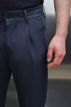 Casual Hose Mit Bundfalte Aus Technischer Baumwolle Blau -Drykorn Geschäft 10 40 122099 40393 CHASY 3100 04 16345c12336d4590b0bbb794e3d93b6aa40ba284 720x1080