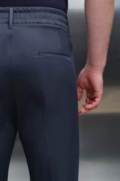 Casual Hose Mit Bundfalte Aus Technischer Baumwolle Blau -Drykorn Geschäft 10 40 122099 40393 CHASY 3100 05 a079374e8c1dfa5f789823cce9181ff4273d4c48 720x1080