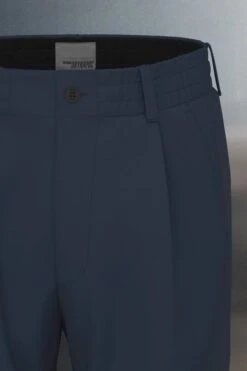 Casual Hose Mit Bundfalte Aus Technischer Baumwolle Blau -Drykorn Geschäft 10 40 122099 40393 CHASY 3100 09 ec1308f104f771c51e64ac1acce419d4bfcf0034 720x1080