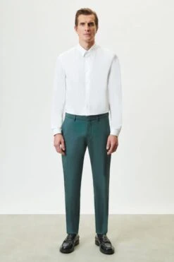 DRYKORN Slim Fit Chino In Technostretch-Satin Grün 10 DRYKORN Slim Fit Chino In Technostretch-Satin Grün -Drykorn Geschäft 10 40 122105 40427 SIGHT 2205 02 fec473a74fcdb3837ee75dc9aaca829743efe4b2 720x1080