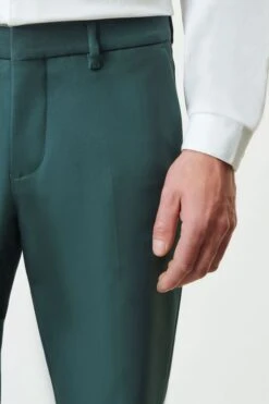 DRYKORN Slim Fit Chino In Technostretch-Satin Grün 13 DRYKORN Slim Fit Chino In Technostretch-Satin Grün -Drykorn Geschäft 10 40 122105 40427 SIGHT 2205 05 5fa69c27c3eb722aa1728306af7a9c5bd490d5bd 720x1080