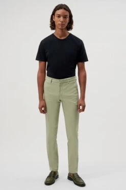 Slim Fit Hose Aus Techno-Stretch Grün -Drykorn Geschäft 10 40 122105 40427 SIGHT 2803 02 83929494fc26052130d5d5cb14a55d1eeaa8350c 720x1080