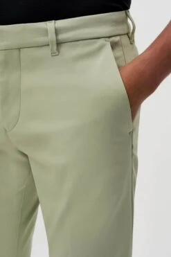 Slim Fit Hose Aus Techno-Stretch Grün -Drykorn Geschäft 10 40 122105 40427 SIGHT 2803 04 e11165aaf111c86b0b7251c223f9b560529c5a83 720x1080