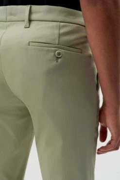 Slim Fit Hose Aus Techno-Stretch Grün -Drykorn Geschäft 10 40 122105 40427 SIGHT 2803 05 6b918c636b8d118352cf05b8e259e5be2c4a87c9 720x1080