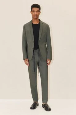 DRYKORN Jogpants Mit Tunnelzug In Technostretch-Satin Grün -Drykorn Geschäft 10 40 122105 40473 JEGER 2100 02 c59288e906629a8bceaff533bced1f08a3f725bb 720x1080