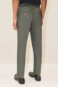 DRYKORN Jogpants Mit Tunnelzug In Technostretch-Satin Grün -Drykorn Geschäft 10 40 122105 40473 JEGER 2100 03 d640366a97c33c80f579403190f5f1471cacdba3 720x1080