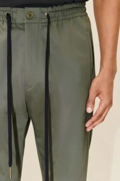 DRYKORN Jogpants Mit Tunnelzug In Technostretch-Satin Grün -Drykorn Geschäft 10 40 122105 40473 JEGER 2100 04 a7e752eb2e57655cee4f130572d596d217a42476 720x1080
