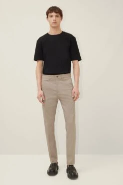 Slim Fit Chino Aus Techno-Stretch Braun 8 Slim Fit Chino Aus Techno-Stretch Braun -Drykorn Geschäft 10 40 122105 40650 KREW 2 1720 02 7db911cb2690658b8c76718f8175d42e6f00bdcb 720x1080