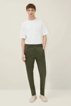 Slim Fit Chino Aus Techno-Stretch Grün -Drykorn Geschäft 10 40 122105 40650 KREW 2 2100 02 b00ccd44752526c6bafd7cfea27611faed74c4ed 720x1080
