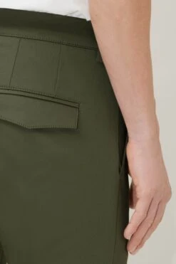 Slim Fit Chino Aus Techno-Stretch Grün -Drykorn Geschäft 10 40 122105 40650 KREW 2 2100 04 07045696c1ad41c4a73460bc30883a9c3f82d823 720x1080