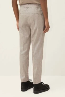 Casual Hose Mit Bundfalte Aus Leinen-Mix Braun -Drykorn Geschäft 10 40 126014 40393 CHASY 1705 03 f3f25a52ddd40435e1bc8a5ee915d36c2f606c44 720x1080