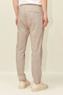 DRYKORN Jogpant Aus Leinen-Mix Braun -Drykorn Geschäft 10 40 126014 40473 JEGER 1705 03 633fb18ebfe7469ad18dbce2ae4bd24e3edf32f9 720x1080