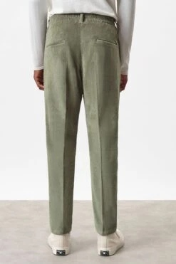 DRYKORN Casual Hose Mit Bundfalte Aus Cord Grün -Drykorn Geschäft 10 40 132018 40393 CHASY 2100 03 17964b262ac8a924f6d3f86fc0bf7b41ab974b1e 720x1080