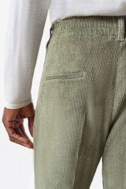 DRYKORN Casual Hose Mit Bundfalte Aus Cord Grün -Drykorn Geschäft 10 40 132018 40393 CHASY 2100 04 87eb419766783125485eff1fdc891bcfca34093e 720x1080