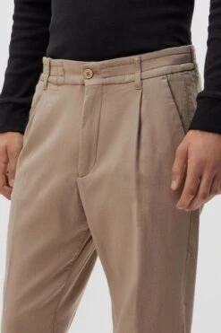 Casual Hose Mit Bundfalte Aus Jersey Braun -Drykorn Geschäft 10 40 136019 40393 CHASY 1705 04 34b651f70696866f6d3a47656856a8e69daabca5 720x1080