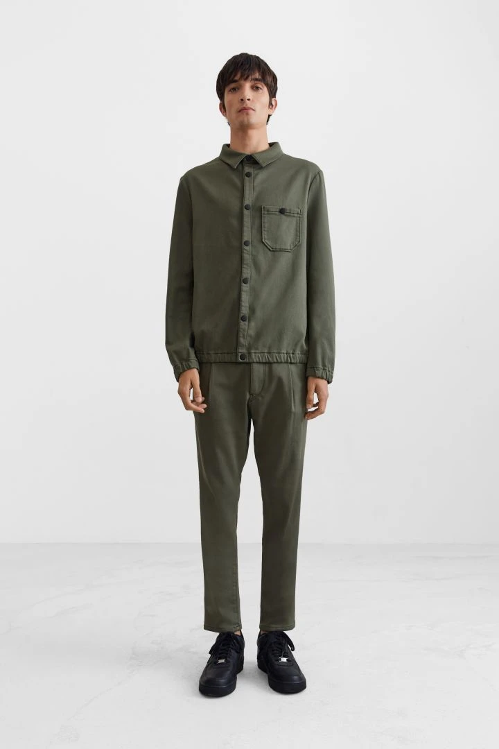 Chino Aus Gewaschenem Jersey Oliv 4 Chino Aus Gewaschenem Jersey Oliv - Image 2