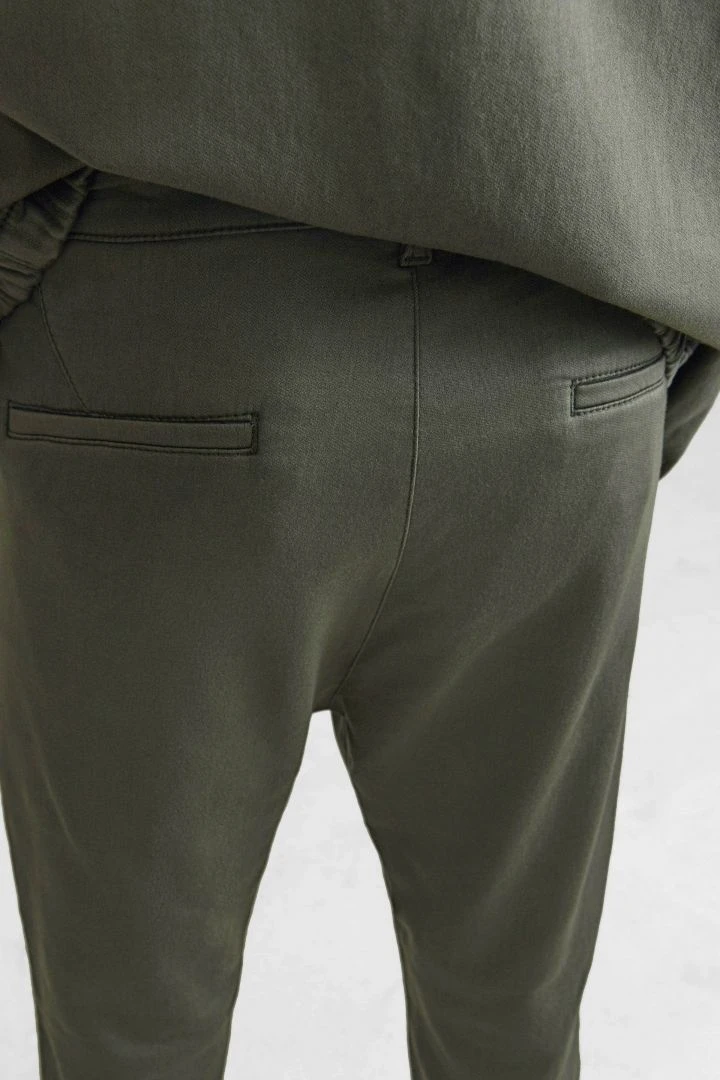 Chino Aus Gewaschenem Jersey Oliv 6 Chino Aus Gewaschenem Jersey Oliv - Image 4