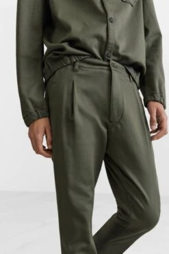 Chino Aus Gewaschenem Jersey Oliv 13 Chino Aus Gewaschenem Jersey Oliv -Drykorn Geschäft 10 40 136019 40583 TAKS 2 2100 05 45e1daa75d4c5436a3610d19d1ef73cb889cff1d 720x1080