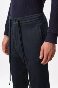 DRYKORN Jogpants Mit Tunnelzug In Baumwoll-Jersey Blau -Drykorn Geschäft 10 40 136096 40473 JEGER 3000 05 6db445f3ca09f8f1f38a67b64856930cab72cda7 720x1080