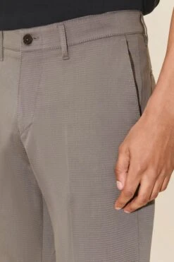 DRYKORN Schmale Konfektionierte Baumwollhose Braun -Drykorn Geschäft 10 40 138150 40497 MAD 1700 04 2d13332f09f52cf83fbfc83123c9a1fed2f9cc62 720x1080