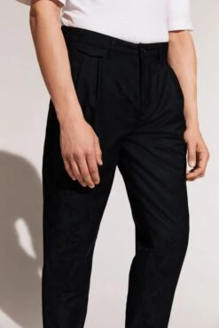 Tapered Bundfaltenhose Camouflage Blau -Drykorn Geschäft 10 40 138170 40546 NOSH 3000 04 67b272c14c2b89a0a6b5e1dad8b1f10667482b1c 720x1080